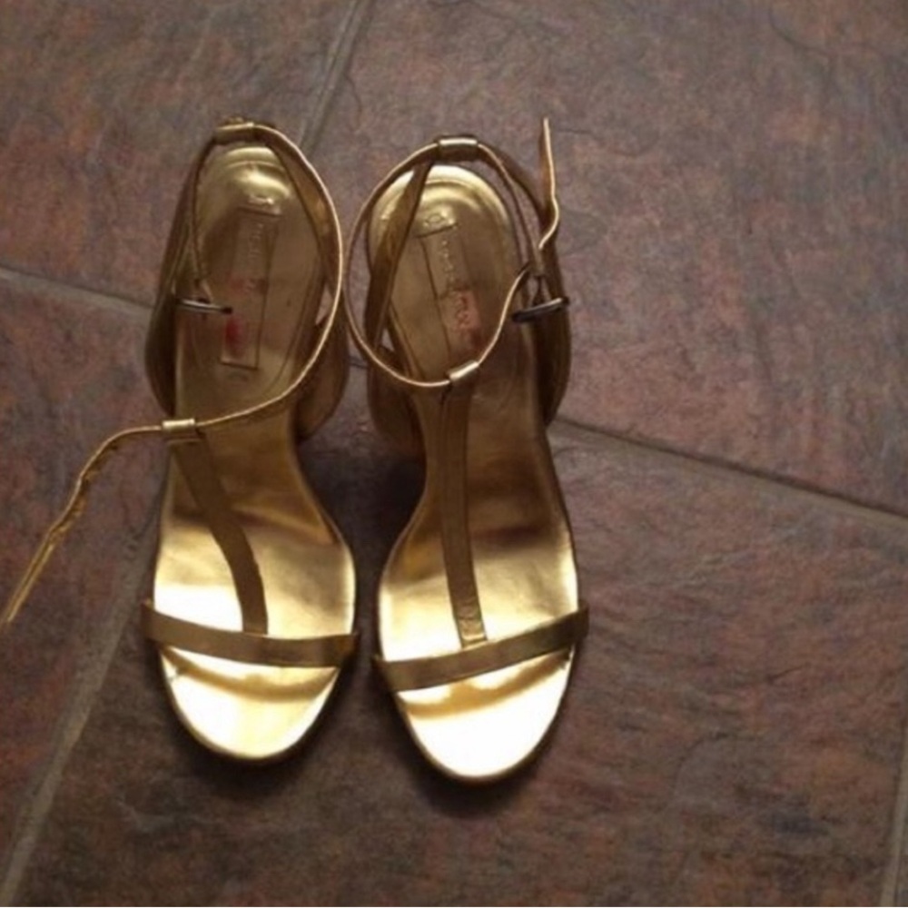 BCBG Beautiful gold, size 8